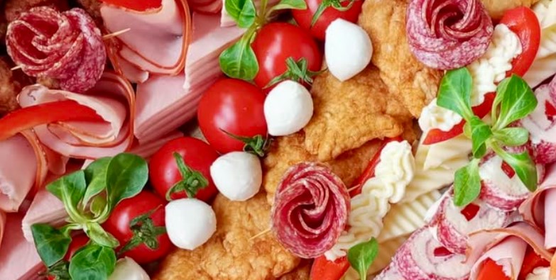 Somelijer tačno doziranim potezom sipa aperitiv