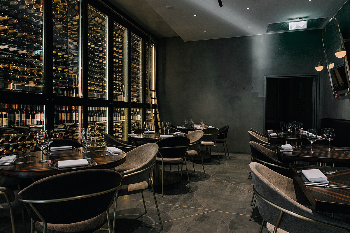 Ambijent restorana Lira sa vinskim čašama